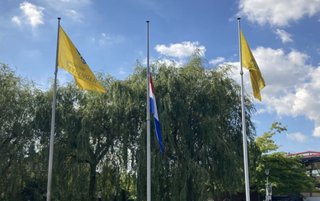De vlagt hangt halfstok bij het Bestuurscentrum